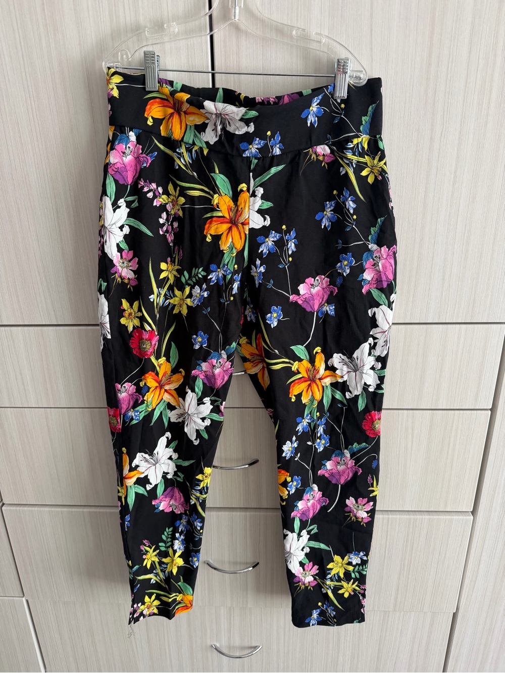Frank Lyman Design Black Multicolor Floral Print Pants